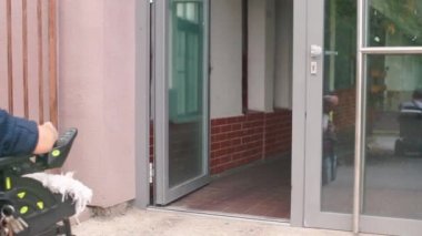 Tekerlekli sandalyedeki engelli biri ofis kapısına doğru gidiyor..