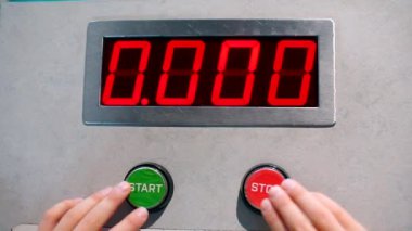 Sayıları olan bir ekranı kapat ve düğmeleri başlat ve durdur.