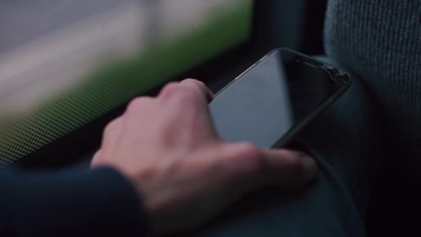 Close-up de uma mão com um smartphone . — Vídeo de Stock