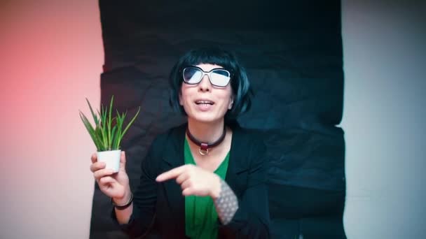 A menina escreve um blog sobre plantas . — Vídeo de Stock