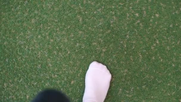 Close-up of legs. Feet step on the green floor. — Stock Video