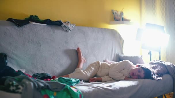 Um bebê dormindo jaz no sofá no quarto . — Vídeo de Stock
