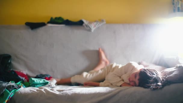 Bebé niño duerme en la habitación de los niños en casa . — Vídeos de Stock