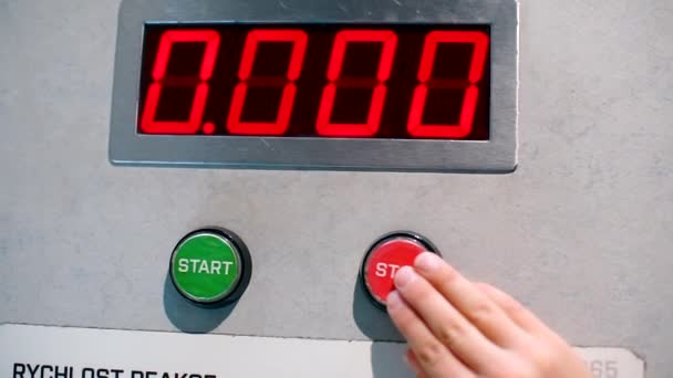 Detailní záběr rukou na tlačítka Start a Stop. — Stock video