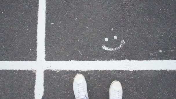 Σημάδι emoticon χαμόγελο ζωγραφισμένο στο πεζοδρόμιο, παιδική χαρά — Αρχείο Βίντεο