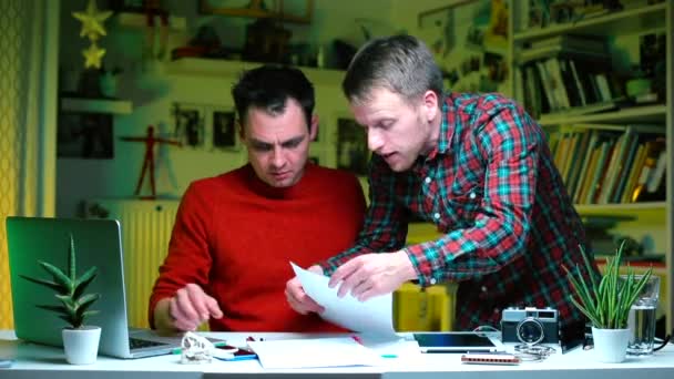 Twee managers zitten aan tafel emotioneel te praten op zoek naar de schuldige. — Stockvideo