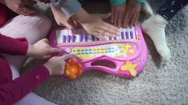 Viele Kinder spielen mit einem Spielzeug — Stockvideo