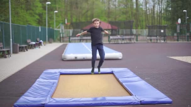 Teenager jumping na trampolíně — Stock video