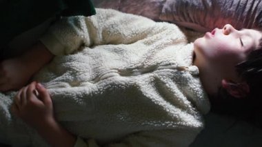 Bebek odadaki kanepede uyuyor..