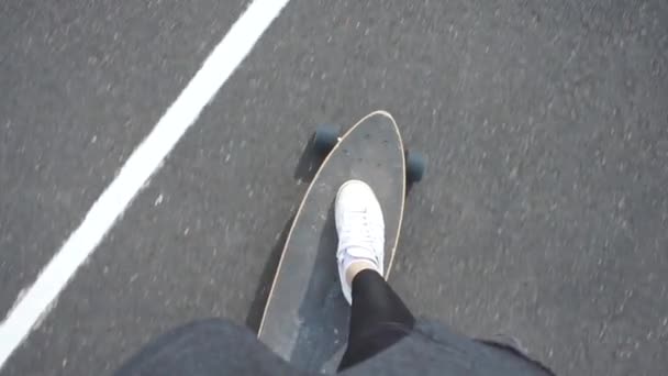 Movimiento del longboard sobre asfalto con marcas — Vídeos de Stock