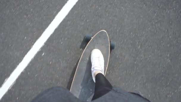 Movimento longboard su asfalto con contrassegni — Video Stock