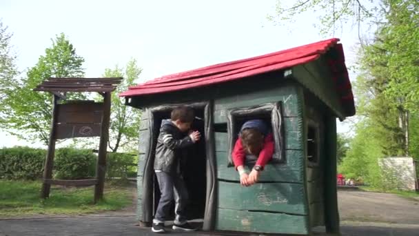 Adolescente lascia l'orfanotrofio attraverso la finestra — Video Stock