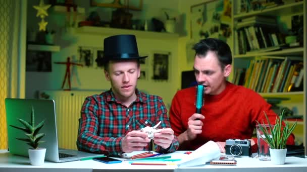 Twee Lgbt partners bespreken een onderwerp aan tafel. — Stockvideo