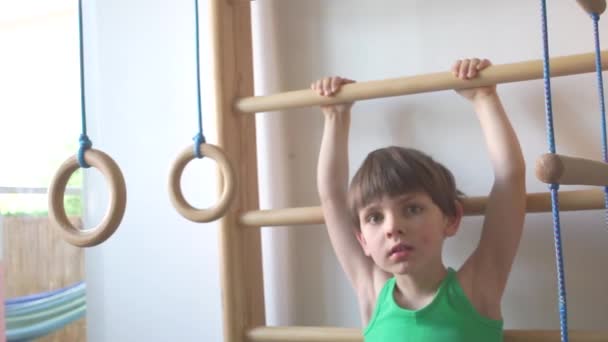 Criança fica no parque infantil, olha com cuidado — Vídeo de Stock