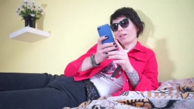 Kız, bir konuşmadan sonra yanına akıllı telefon koymuş. Mesajlar.