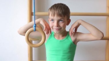 Gençler oyun alanında pazılarını gösteriyor.