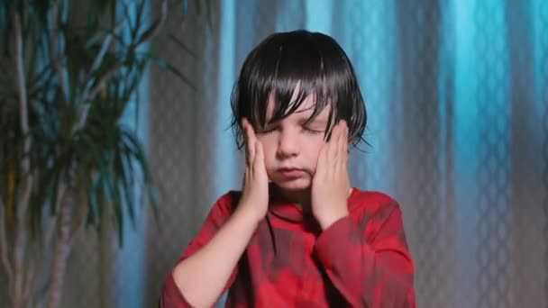Pojken lägger sitt våta hår i sina händer. — Stockvideo