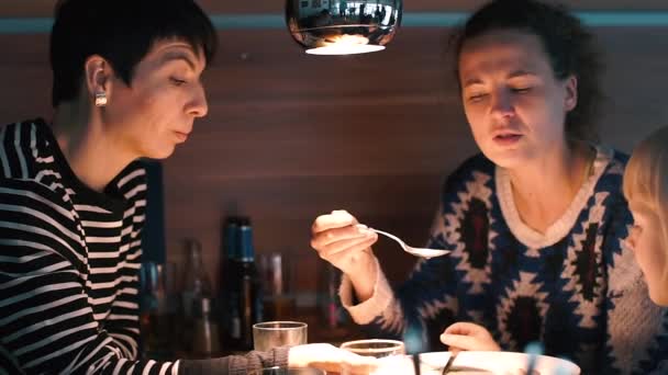 Deux partenaires LGBT dînent avec leur fille dans un café . — Video