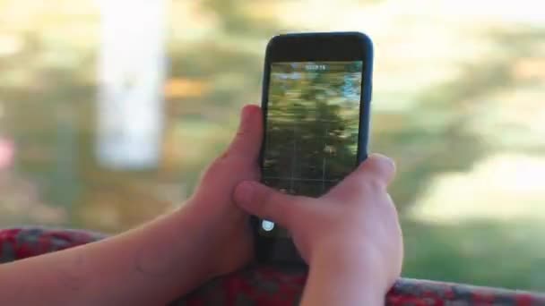 Vista previa de la pantalla del teléfono inteligente en las manos de un bebé . — Vídeo de stock