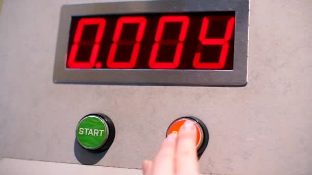 Primer plano del panel de control de un dispositivo industrial con medición del tiempo — Vídeos de Stock