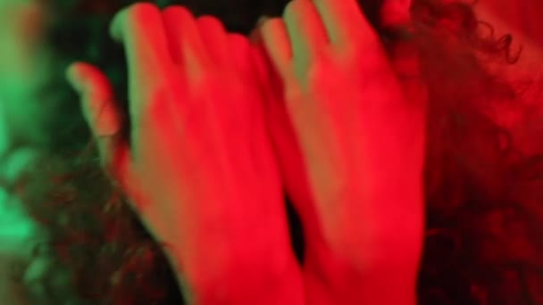Gros plan sur les mains et le visage d'une fille tombant sur le lit .