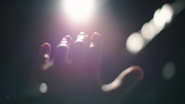 Hafif bir arkaplanda ellerin yakın plan görüntüsü.