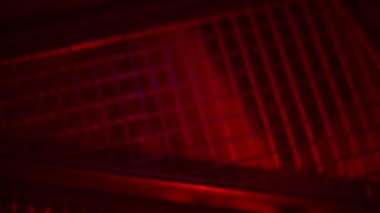 Yüksek bir binada yangın merdiveni. Kameranın yumuşak hareketi. 