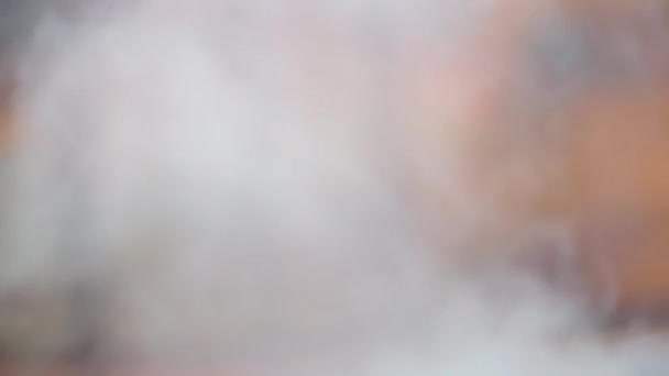 Le mouvement de la vapeur blanche en cercle dans l'espace .