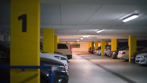 Tiefgarage im Einkaufszentrum. es gibt eine auf der Säule. — Stockvideo