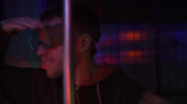 Helikopterde özel bir görevi olan bir adam helikopterden atlıyor..