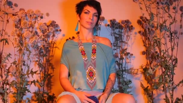 Femme hippie posant dans des plantes sauvages . — Video