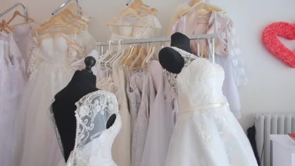 Vestidos de novia están vestidos de maniquíes, vestidos de novia tienda — Vídeo de stock