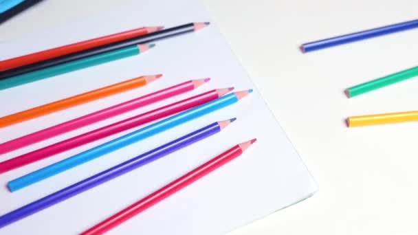 Banyak pensil berwarna pada latar belakang putih — Stok Video