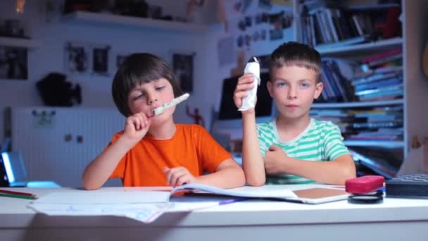 Two teenagers sitting at the table of the training center and eating ice cream — Stock Video