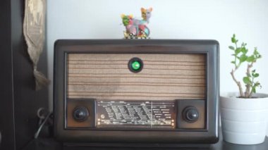 Eski bir radyonun ön paneli, eski radyoların bir koleksiyonu.