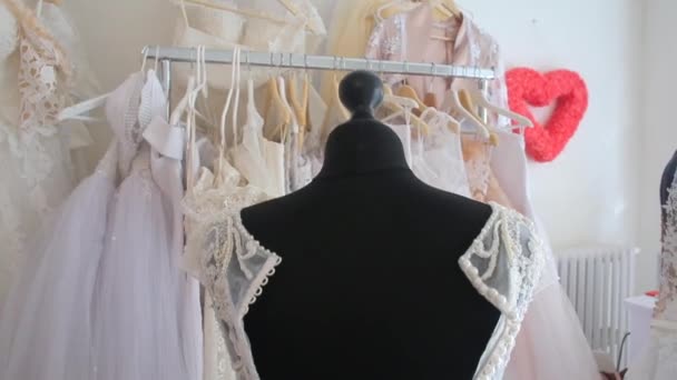 Vestir o vestido de noiva em um manequim no salão de beleza — Vídeo de Stock