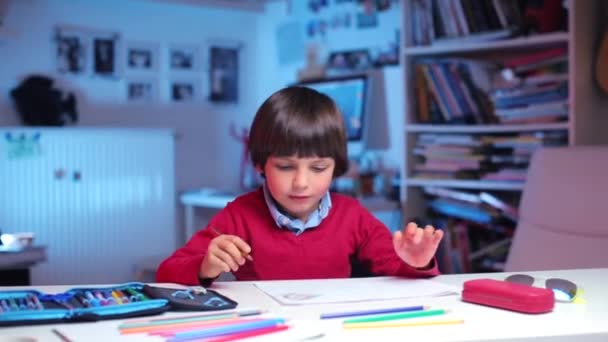 Jongen wachtend op ouders in de kinderkamer — Stockvideo