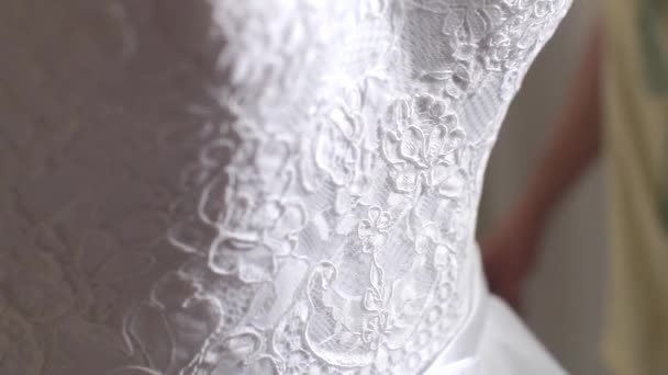 Tessuto di pizzo su un abito da sposa spose — Video Stock