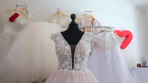 Amostra de vestido de noiva em uma exposição de casamento em um fundo leve — Vídeo de Stock