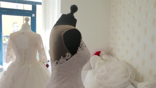 Das Brautkleid ist mit einer schwarzen Schaufensterpuppe bekleidet — Stockvideo