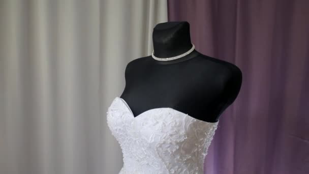 Comprar un vestido de novia en un salón de novias — Vídeos de Stock