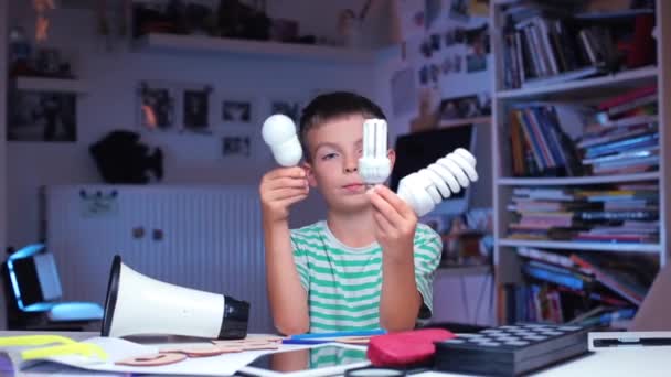 Подросток держит три лампочки — стоковое видео