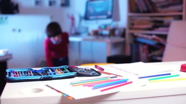 De jongen rent naar de tafel, neemt een pen in zijn hand in de klas — Stockvideo