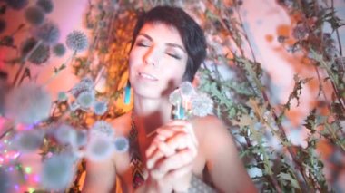 Bitkilerdeki kız büyücüler dans eder..