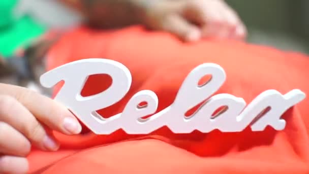 Inscription relax, qui mettent vos mains dans la position souhaitée — Video