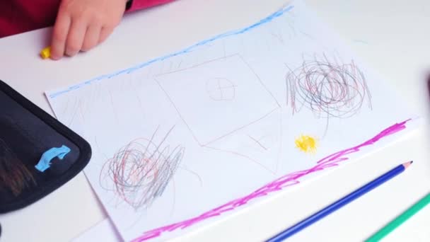 Παιδί γυρίζει πάνω από μολύβι σχέδιο — Αρχείο Βίντεο