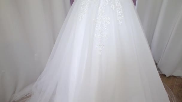 Modedesigner presenterar en bröllopsklänning på utställningen — Stockvideo