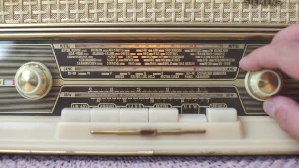 Γκρο πλαν, συντονίζοντας τα ραδιοκύματα στο ραδιόφωνο ενός παλιού αυτοκινήτου — Αρχείο Βίντεο