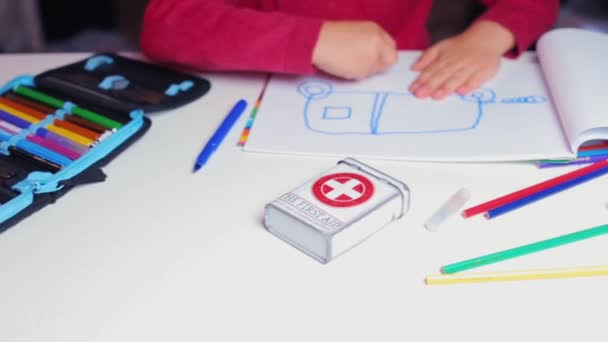 Cassetta di pronto soccorso si trova su un tavolo nella scuola materna — Video Stock