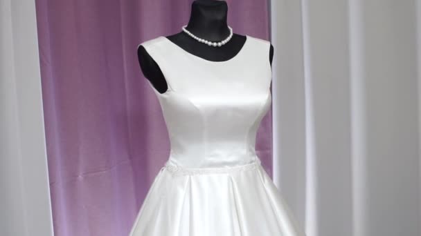 Свадебное платье, одетое на манекен в свадебном салоне — стоковое видео